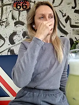 Miss    Mia  online show from 10/01/25, 12:11