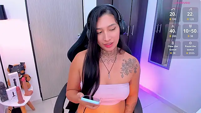 Snapshot of LouaneBourVip chatting on 12/14/25, 11:42 LouaneBourVip online show from 12/14/25, 11:42