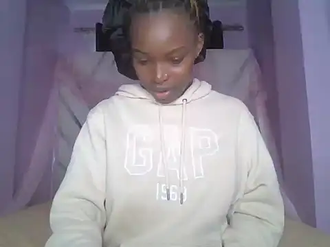 Pretty-queen123 online show from 09/13/25, 02:06