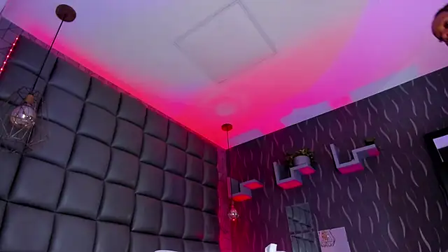 megan woll online show from 04/21/26, 07:39