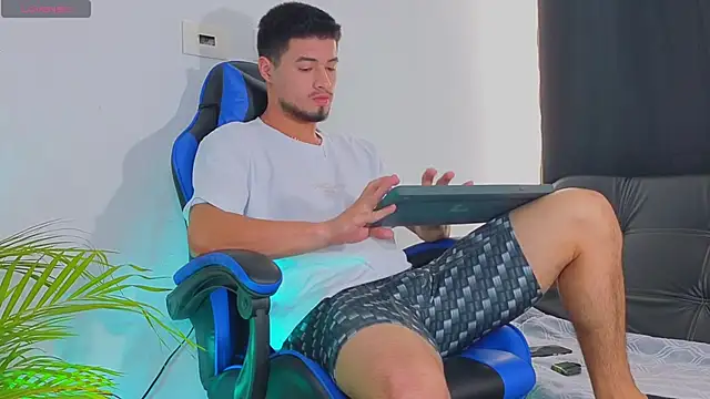 EdwardRoss  online show from 10/30/25, 07:36