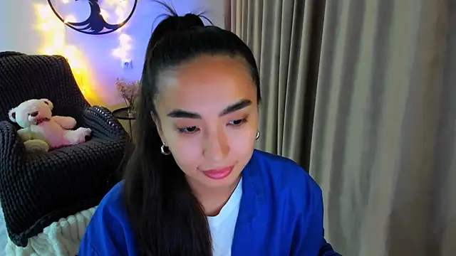 Snapshot of worldofkim chatting on 11/27/25, 12:18 worldofkim online show from 11/27/25, 12:18