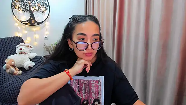 Snapshot of worldofkim chatting on 02/17/26, 10:34 worldofkim online show from 02/17/26, 10:34