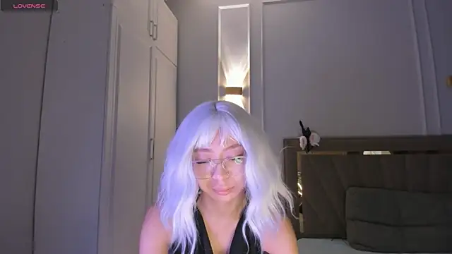 Snapshot of heemia chatting on 12/19/24, 04:13 heemia online show from 12/19/24, 04:13