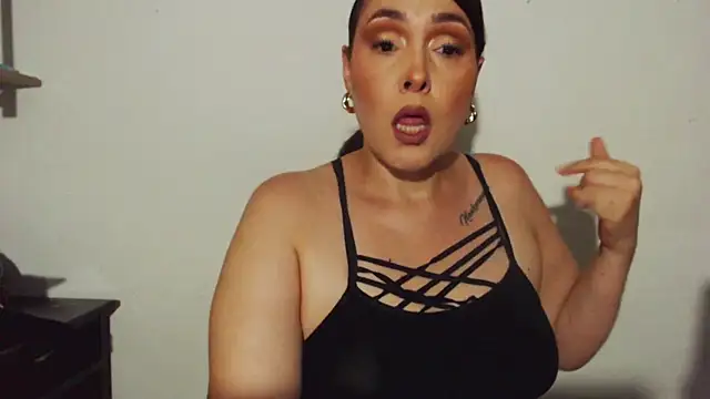 Snapshot of Miss_Agatha chatting on 10/28/25, 01:20 Miss Agatha online show from 10/28/25, 01:20