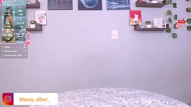 Snapshot of macey_elliot_ chatting on 01/17/25, 08:11 macey elliot  online show from 01/17/25, 08:11