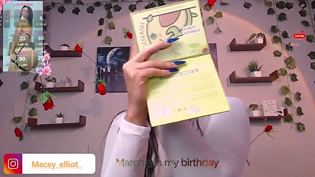 Snapshot of macey_elliot_ chatting on 03/01/25, 05:05 macey elliot  online show from 03/01/25, 05:05