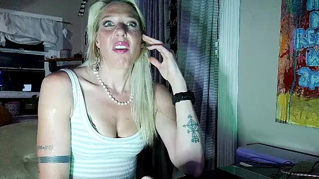 Snapshot of Glamazonx chatting on 06/04/26, 03:12 Glamazonx online show from 06/04/26, 03:12