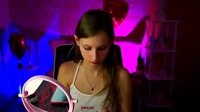 Snapshot of EllaHorton chatting on 03/05/25, 12:33 EllaHorton online show from 03/05/25, 12:33