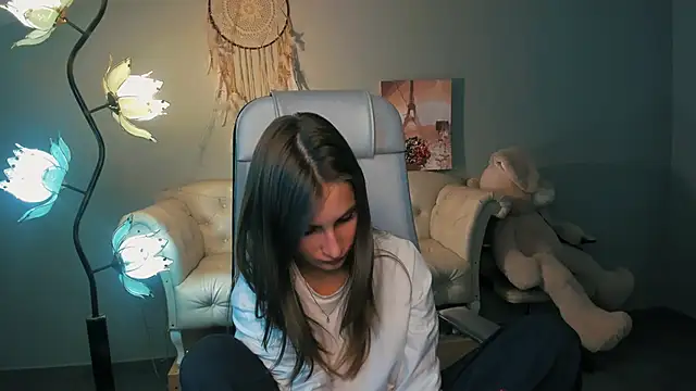 Snapshot of EllaHorton chatting on 03/18/25, 07:10 EllaHorton online show from 03/18/25, 07:10