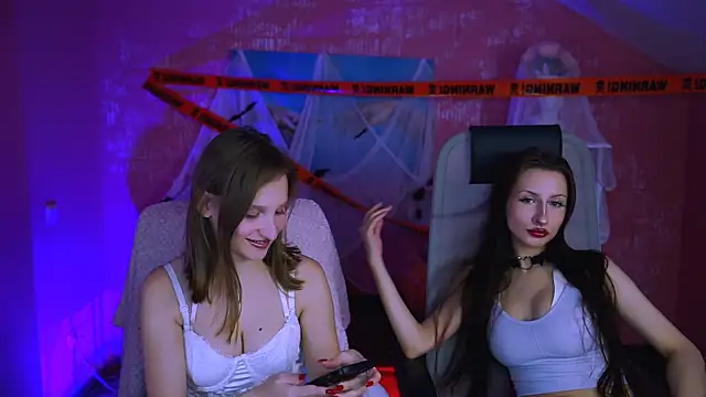 Snapshot of EllaHorton chatting on 10/18/25, 12:39 EllaHorton online show from 10/18/25, 12:39