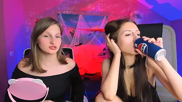 Snapshot of EllaHorton chatting on 10/26/25, 12:44 EllaHorton online show from 10/26/25, 12:44