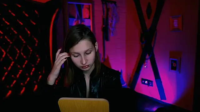 Snapshot of EllaHorton chatting on 10/27/25, 08:51 EllaHorton online show from 10/27/25, 08:51