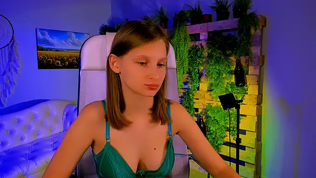 Snapshot of EllaHorton chatting on 11/04/25, 09:41 EllaHorton online show from 11/04/25, 09:41