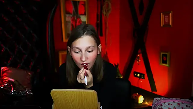 Snapshot of EllaHorton chatting on 11/09/25, 10:24 EllaHorton online show from 11/09/25, 10:24