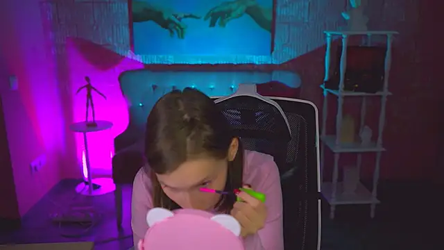 Snapshot of EllaHorton chatting on 11/11/25, 04:29 EllaHorton online show from 11/11/25, 04:29