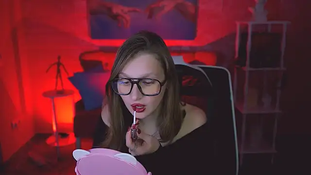 Snapshot of EllaHorton chatting on 11/18/25, 07:51 EllaHorton online show from 11/18/25, 07:51