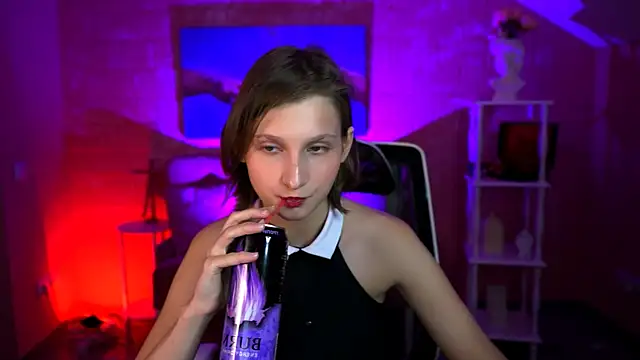 Snapshot of EllaHorton chatting on 07/06/26, 03:03 EllaHorton online show from 07/06/26, 03:03