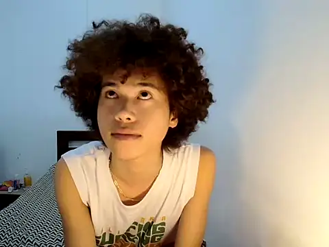 Snapshot of Asiantwink21 chatting on 06/25/26, 06:40 Asiantwink21 online show from 06/25/26, 06:40