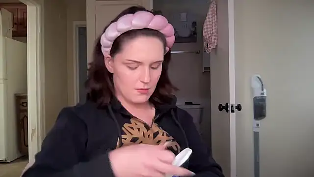 Snapshot of sexylilly69 chatting on 02/19/25, 10:42 sexylilly69 online show from 02/19/25, 10:42