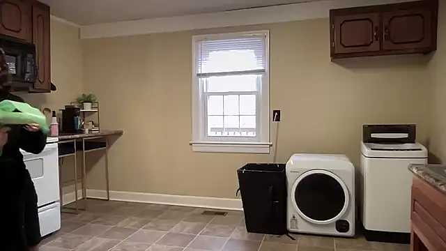 Snapshot of sexylilly69 chatting on 02/24/25, 10:14 sexylilly69 online show from 02/24/25, 10:14