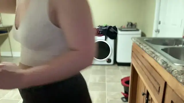 Snapshot of sexylilly69 chatting on 03/19/25, 01:10 sexylilly69 online show from 03/19/25, 01:10