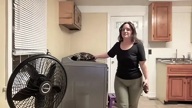 Snapshot of sexylilly69 chatting on 09/21/25, 12:56 sexylilly69 online show from 09/21/25, 12:56