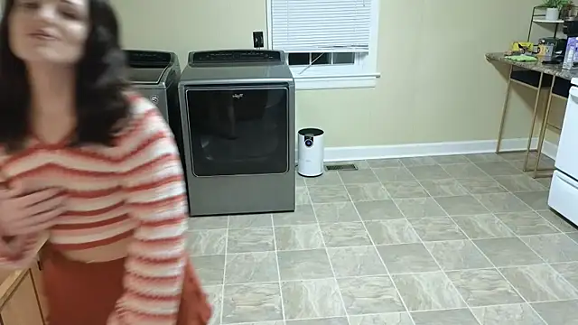 Snapshot of sexylilly69 chatting on 10/27/25, 11:41 sexylilly69 online show from 10/27/25, 11:41