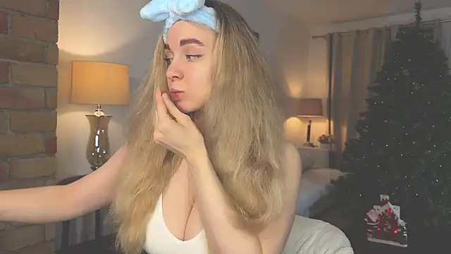 Snapshot of hotexclusive_ chatting on 12/13/24, 04:00 hotexclusive  online show from 12/13/24, 04:00