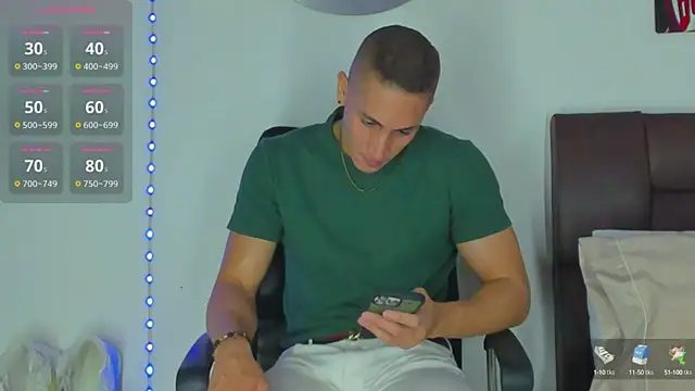 Snapshot of MikeRoss7777 chatting on 12/15/24, 03:02 MikeRoss7777 online show from 12/15/24, 03:02