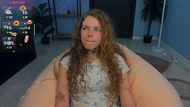 RayaNenlia online show from 03/18/25, 11:19