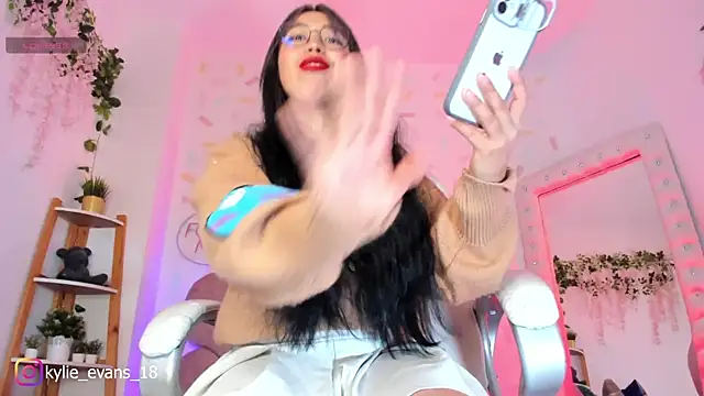 Snapshot of evelyn_evans_1 chatting on 03/11/25, 02:43 evelyn evans 1 online show from 03/11/25, 02:43