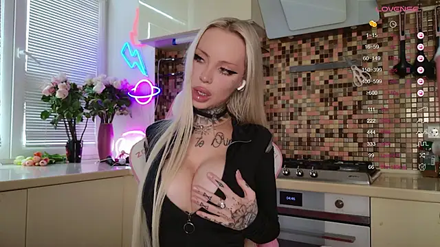 Snapshot of 2badforyou chatting on 02/06/25, 11:10 2badforyou online show from 02/06/25, 11:10