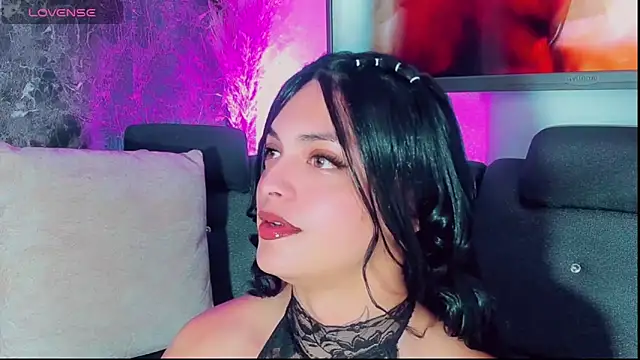 Emmaa Saenz  online show from 10/30/25, 09:59