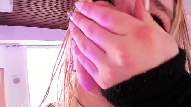 misschloe   online show from 12/07/24, 08:05