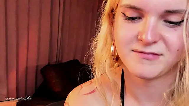 misschloe   online show from 12/18/24, 03:04