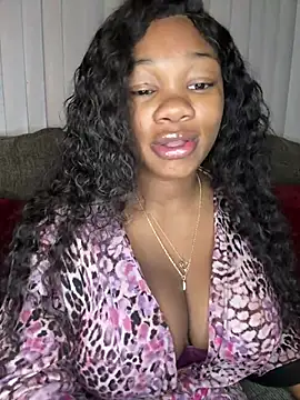 Snapshot of CharismaaBanx chatting on 02/19/25, 07:39 CharismaaBanx online show from 02/19/25, 07:39