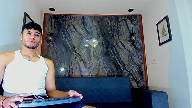 liam genner  online show from 02/09/25, 07:41