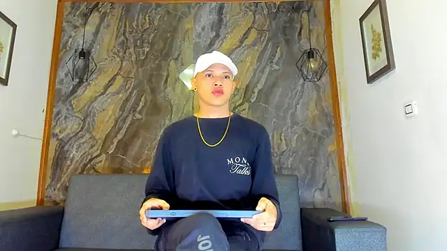 liam genner  online show from 02/12/25, 07:35