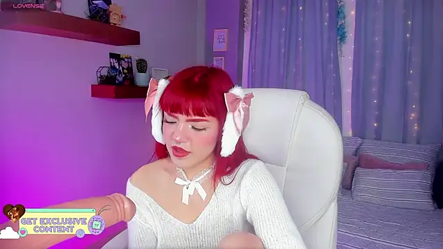 Snapshot of Tiny__Emmy chatting on 12/19/24, 04:02 Tiny Emmy online show from 12/19/24, 04:02