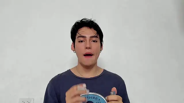 Snapshot of sebas_rose chatting on 12/12/24, 04:32 sebas rose online show from 12/12/24, 04:32