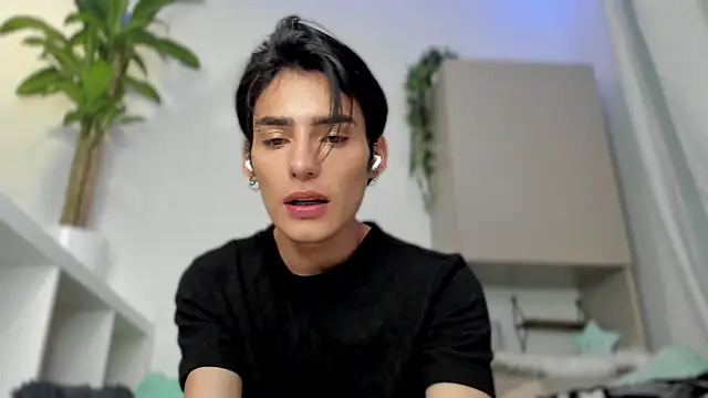 Snapshot of sebas_rose chatting on 01/08/25, 03:19 sebas rose online show from 01/08/25, 03:19