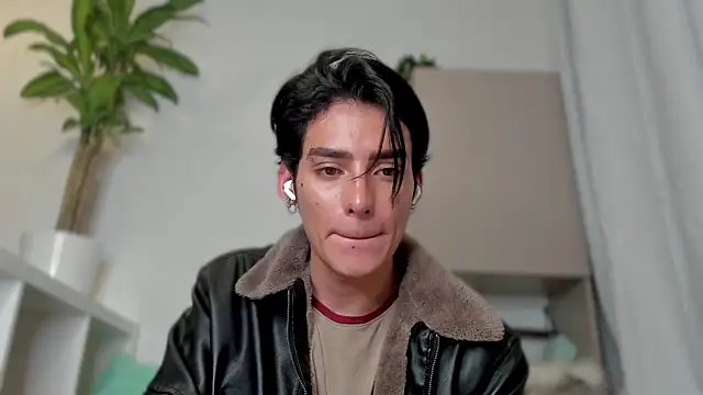 Snapshot of sebas_rose chatting on 01/15/25, 02:27 sebas rose online show from 01/15/25, 02:27