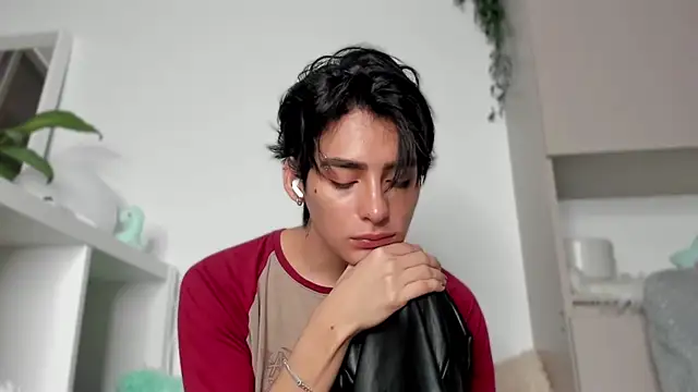 Snapshot of sebas_rose chatting on 02/13/25, 04:54 sebas rose online show from 02/13/25, 04:54