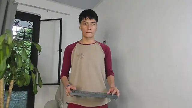 Snapshot of sebas_rose chatting on 10/19/25, 10:10 sebas rose online show from 10/19/25, 10:10