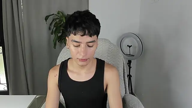 Snapshot of sebas_rose chatting on 10/22/25, 02:17 sebas rose online show from 10/22/25, 02:17