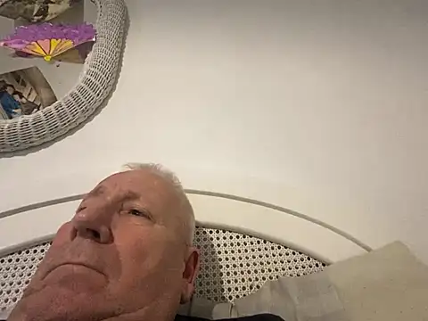 Snapshot of Bossinmidd12 chatting on 02/09/25, 09:28 Bossinmidd12 online show from 02/09/25, 09:28