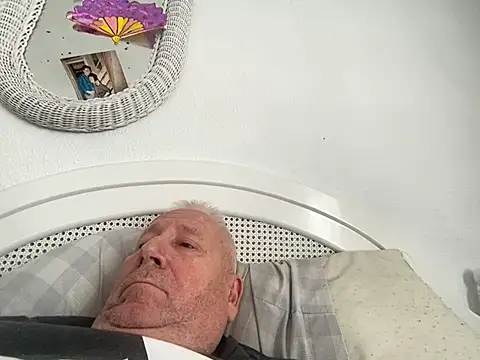 Snapshot of Bossinmidd12 chatting on 02/11/25, 12:37 Bossinmidd12 online show from 02/11/25, 12:37