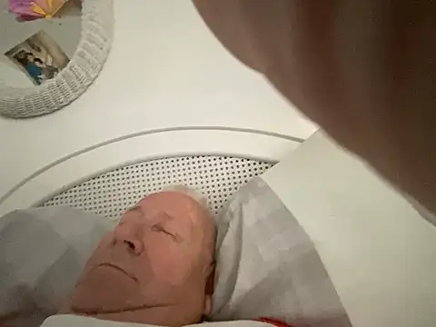 Snapshot of Bossinmidd12 chatting on 02/21/25, 10:17 Bossinmidd12 online show from 02/21/25, 10:17