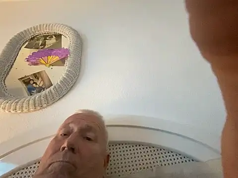 Snapshot of Bossinmidd12 chatting on 02/23/25, 10:42 Bossinmidd12 online show from 02/23/25, 10:42